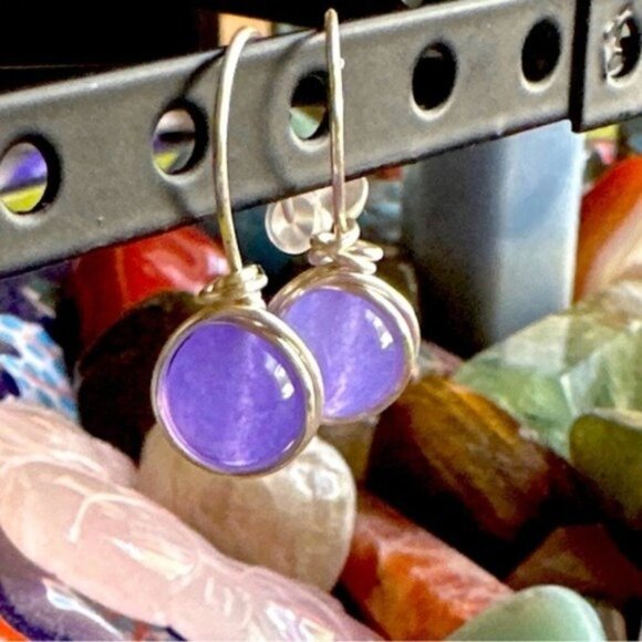 Minimalist Purple jade and silver drops dangle earrings - Picture 2 of 3